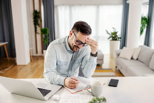 Imprenditore Felice Scrivere Agenda Lavorare Nella Sua Casa Accogliente — Foto Stock