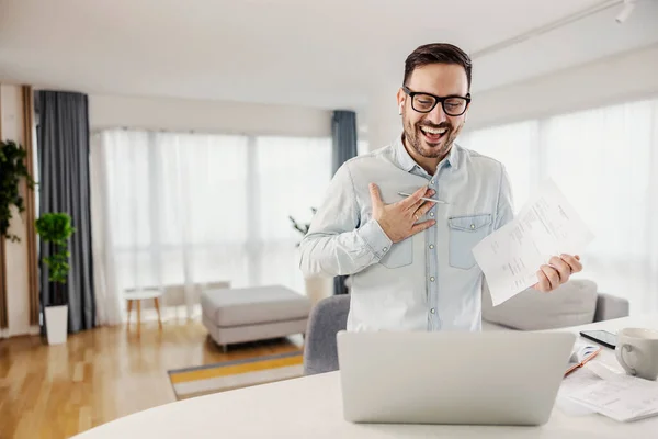 Freelancer Pie Acogedora Casa Haciendo Una Videollamada Portátil Mientras Sostiene —  Fotos de Stock