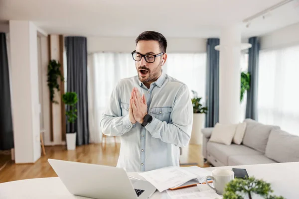 Uomo Piedi Casa Sua Accogliente Pregando Una Buona Notizia Mentre — Foto Stock