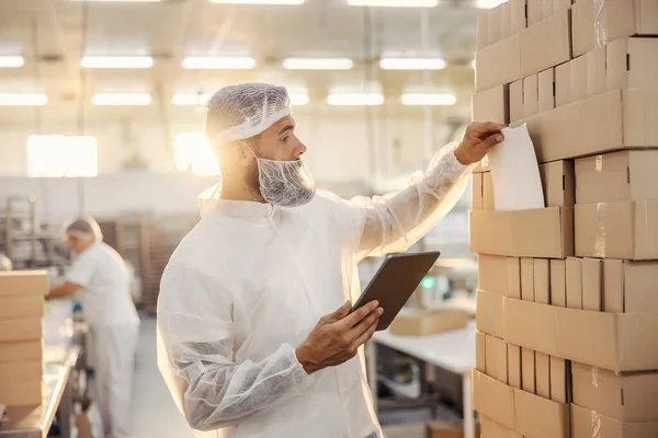 Supervisore Con Tavoletta Mano Che Controlla Prodotti Nella Fabbrica Alimentare — Foto Stock