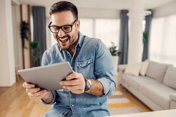 Een Gelukkige Man Met Het Gebruik Van Tablet Kijken Naar — Stockfoto