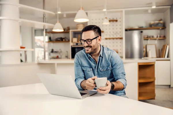 Homem Feliz Bebendo Café Olhando Para Laptop Sua Casa Acolhedora — Fotografia de Stock