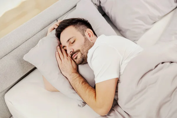 Ein Schläfriger Mann Schläft Auf Eng Seinem Gemütlichen Bett — Stockfoto