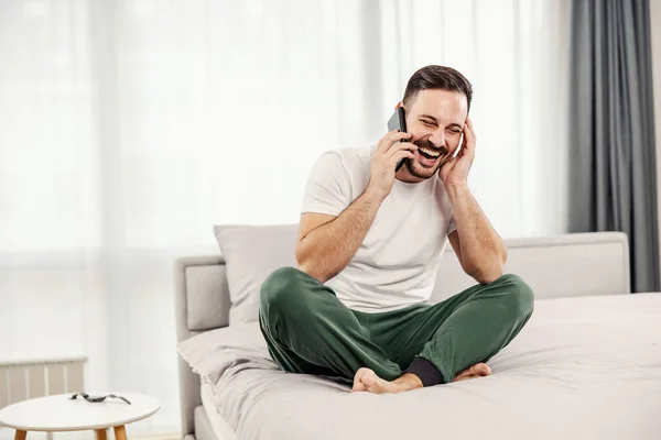 Homem Manhã Feliz Rindo Falando Telefone Enquanto Sentado Cama Pela — Fotografia de Stock