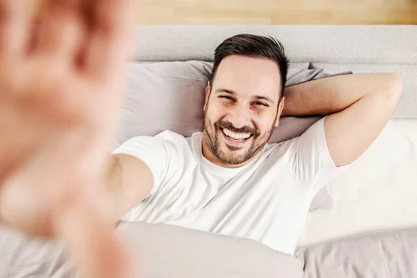 Щасливий Чоловік Лежить Ліжку Приймає Селфі — стокове фото