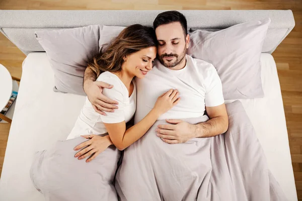 Vista Superior Una Feliz Pareja Matutina Acostada Cama Abrazándose Acogedora — Foto de Stock