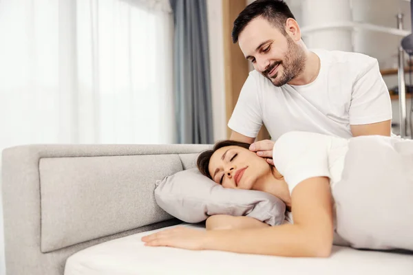 Ein Mann Weckt Seine Frau Morgens Schlafzimmer — Stockfoto