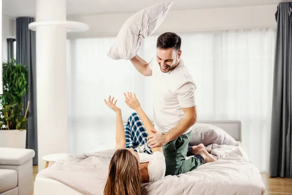 Playful Morning Couple Having Pillow Fight Bed Apartment — Stock Photo, Image