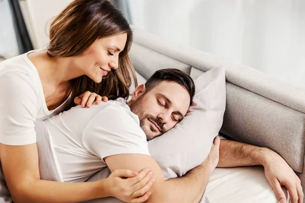 Eine Frau Weckt Ihren Mann Morgens Schlafzimmer — Stockfoto