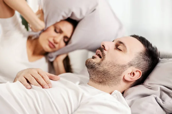 Muž Chrápe Spí Posteli Zatímco Žena Toho Otrávená — Stock fotografie