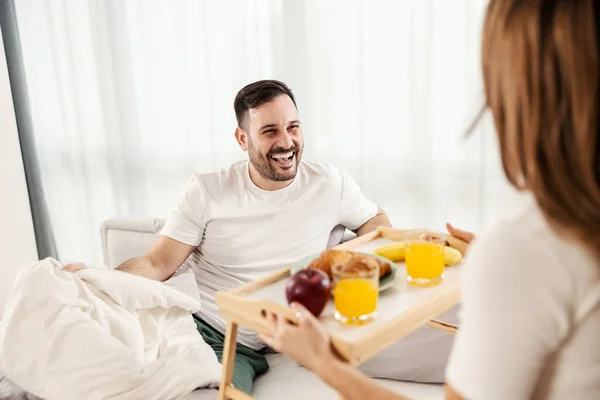 Hombre Feliz Desayunando Cama Traída Por Esposa Acogedora Casa — Foto de Stock