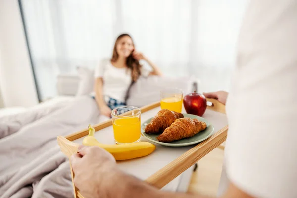 Hombre Trayendo Desayuno Saludable Cama Para Esposa — Foto de Stock