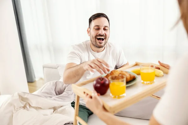 Hombre Feliz Desayunando Cama Traída Por Esposa Acogedora Casa — Foto de Stock