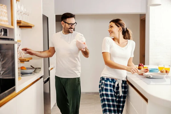 幸せなカップル彼らのアパートでキッチンで朝食を準備 — ストック写真
