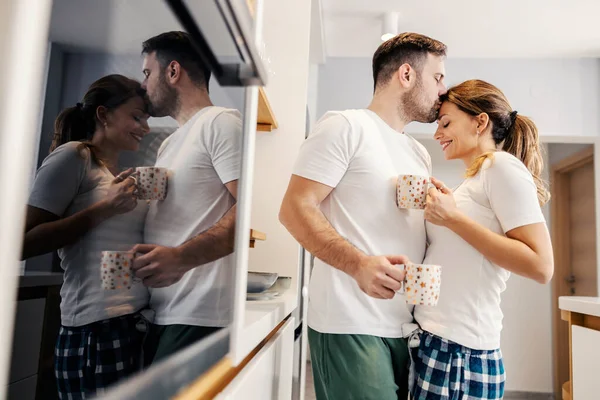 Sabahları Mutfakta Kahve Içen Mutlu Bir Çift — Stok fotoğraf