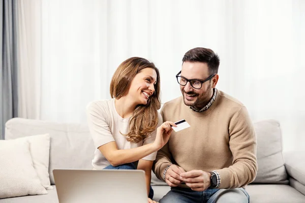 Casal Feliz Compras Line Sua Casa — Fotografia de Stock