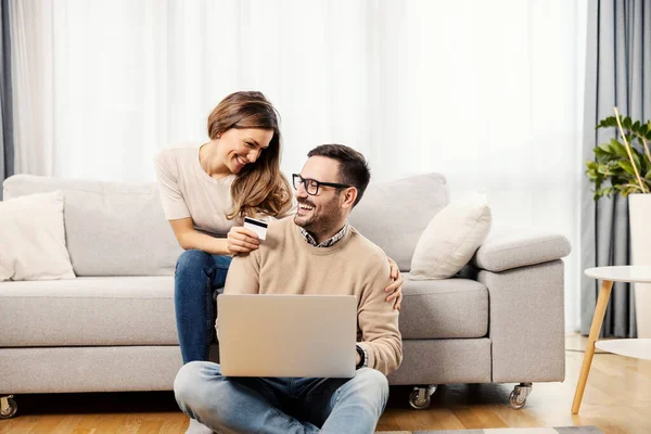 Casal Feliz Casa Experimentando Novo Cartão Crédito Para Compra Online — Fotografia de Stock