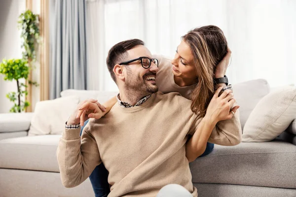 Šťastný Pár Objímající Užívající Společné Chvíle Jejich Novém Domově — Stock fotografie