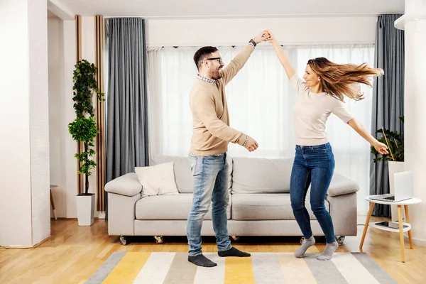 Romantik Bir Çift Evlerinde Dans Ediyor Eğleniyorlar — Stok fotoğraf