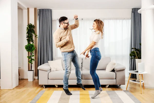 Een Speels Stel Dat Samen Springt Danst Hun Nieuwe Huis — Stockfoto