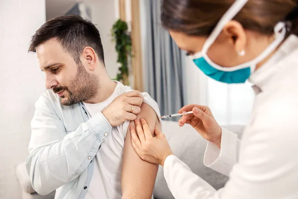 Mann Bekommt Schmerzhaften Covid Impfstoff Hause — Stockfoto