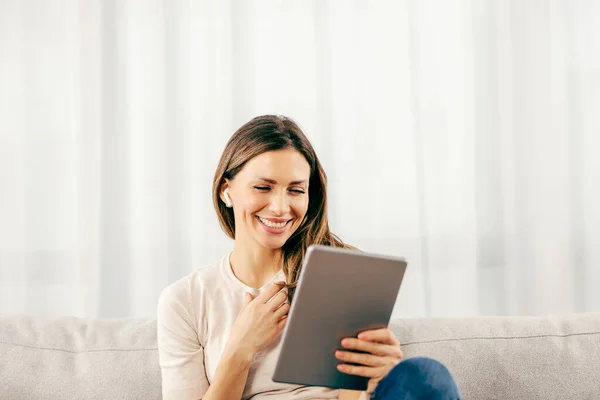 Uma Mulher Feliz Sofá Com Videochamada Tablet Sua Casa — Fotografia de Stock