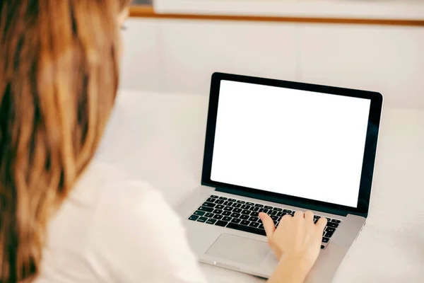 Visão Traseira Uma Mulher Digitando Laptop Sua Casa — Fotografia de Stock