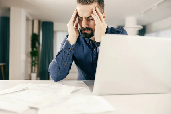 Empresario Con Dolor Cabeza Migraña Casa —  Fotos de Stock