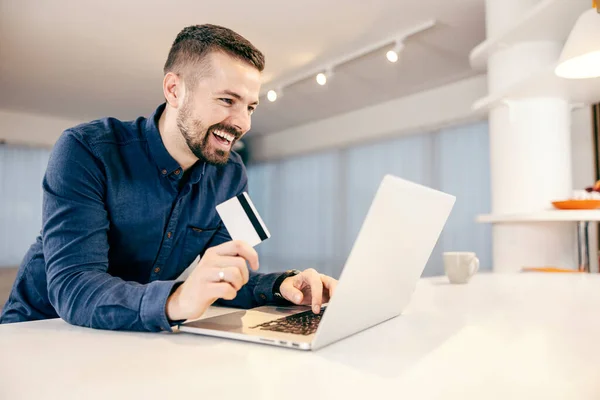 Egy Boldog Ember Aki Online Vásárol Számlákat Fizet Laptopján Kényelmes — Stock Fotó