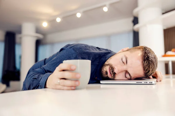 Ένας Κουρασμένος Επιχειρηματίας Κουρασμένος Από Την Online Εργασία Κοιμάται Στο — Φωτογραφία Αρχείου