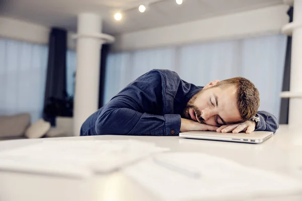Empresário Exausto Dormindo Seu Laptop Casa Homem Cansado Trabalho Online — Fotografia de Stock