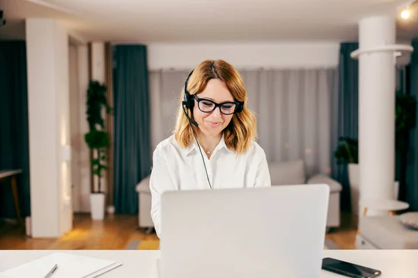 一位快乐的女商人在笔记本电脑上通过视频通话 在她舒适的家里上网工作 — 图库照片