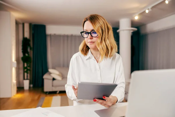 Uma Mulher Negócios Usando Tablet Trabalhando Casa Online — Fotografia de Stock