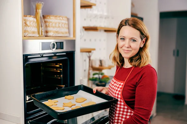 Seorang Ibu Rumah Tangga Yang Bahagia Dapur Membuat Kue Rumahnya — Stok Foto