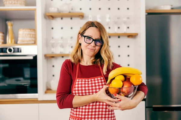 Uma Casa Segurando Tigela Com Frutas Frescas Cozinha Casa — Fotografia de Stock