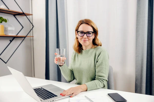 Uma Mulher Hidratada Feliz Segurando Vidro Água Trabalhando Line Laptop — Fotografia de Stock