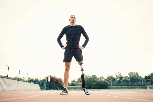 Stadyumda Durup Dinlenen Engelli Bir Sporcu — Stok fotoğraf