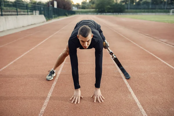 Stadyumdaki Koşu Pistinde Yapay Bacaklı Bir Koşucu Başlangıç Pozisyonunda — Stok fotoğraf