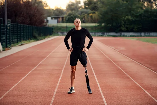 Stadyumda Antrenman Yapmaya Hazırlanan Yapay Bacaklı Bir Sporcu — Stok fotoğraf