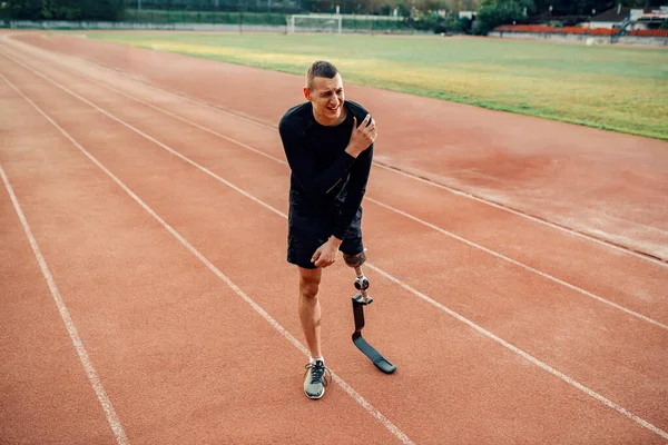 Een Sportman Met Kunstbeen Heeft Pijnlijk Schouderletsel Terwijl Hij Het — Stockfoto