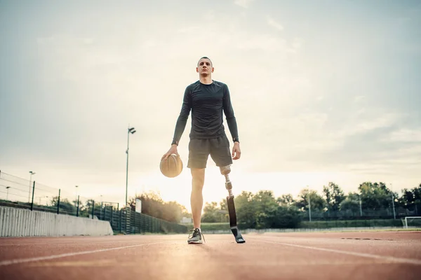 Een Sportman Met Kunstbeen Training Basketbal Het Stadion — Stockfoto