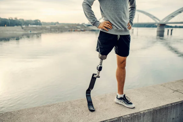 Een Gehandicapte Sportman Met Kunstbeen Kade Met Handen Heupen Benen — Stockfoto