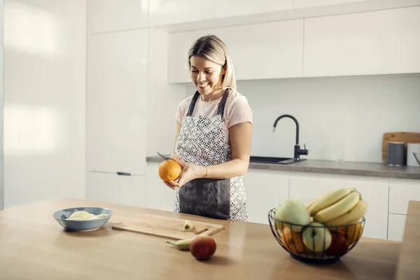 Uma Mulher Feliz Cozinha Descascando Laranja Preparando Salada Frutas — Fotografia de Stock