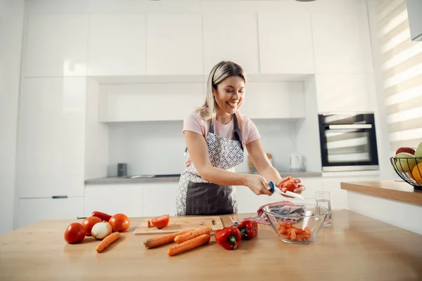 Uma Dona Casa Feliz Cortando Tomate Para Salada Sua Cozinha — Fotografia de Stock
