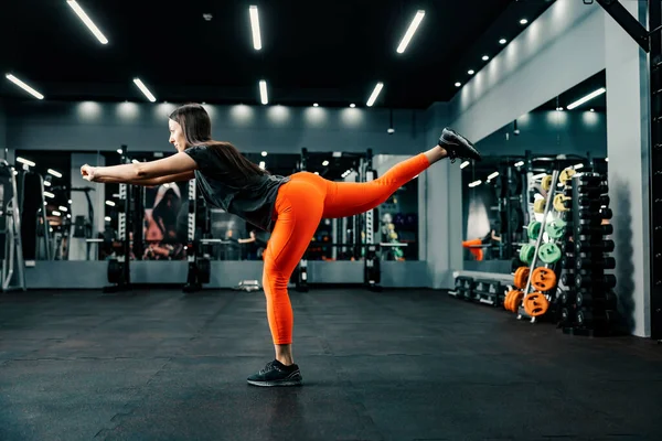 Una Deportista Forma Equilibra Pie Hace Ejercicios Fitness Gimnasio — Foto de Stock