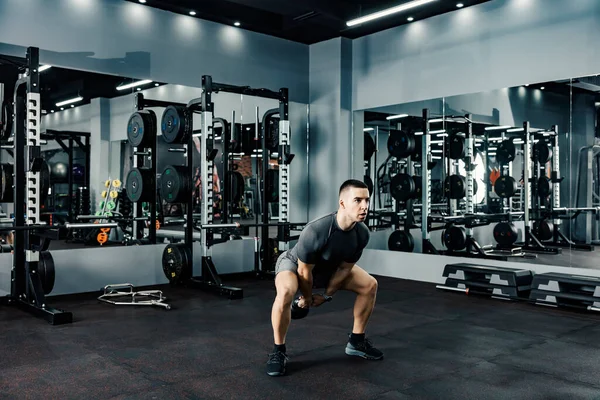 Spor Salonunda Isıtıcısı Sallayan Bir Vücut Geliştirici Isıtıcıyla Egzersiz Yap — Stok fotoğraf