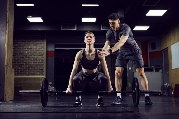 Eine Junge Starke Sportlerin Stemmt Mit Ihrem Personal Trainer Gewichte — Stockfoto