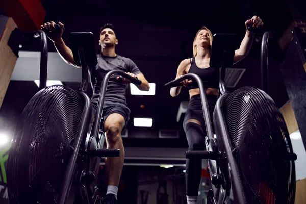 Fitness Couple Practicing Exercise Bike Gym — Fotografia de Stock
