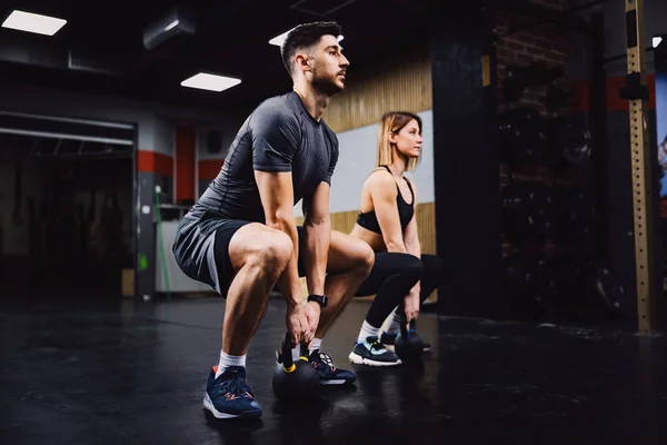 Casal Fitness Fazendo Exercícios Powerlift Com Kettlebells Ginásio — Fotografia de Stock