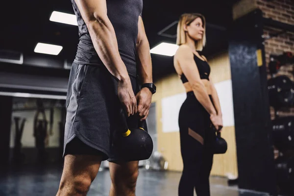 Ein Muskulöses Paar Macht Einem Fitnessstudio Funktionsübungen Für Den Bizeps — Stockfoto